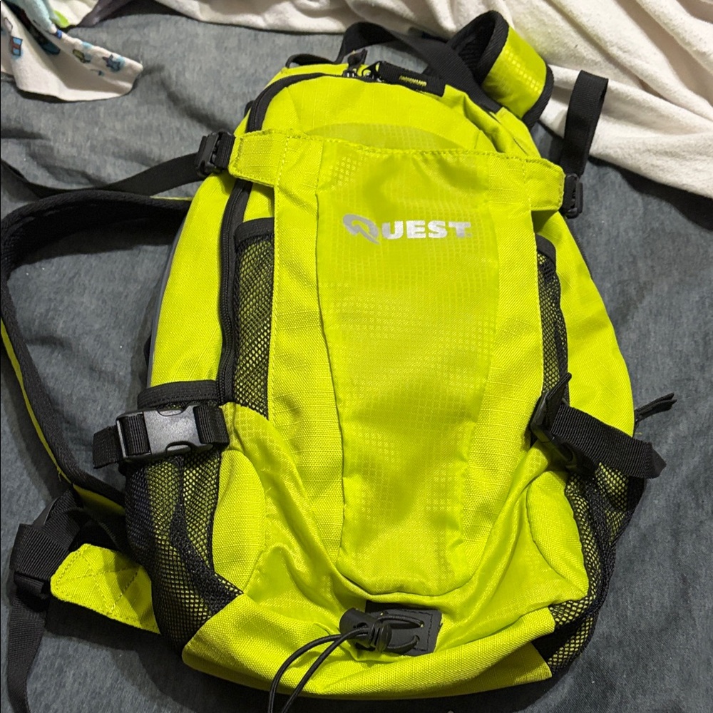 NWOT Quest Hiking 2L Hydration Backpack